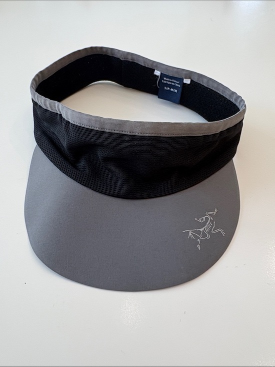 Arc'teryx Other - Arc’Teryx Black Mesh Athletic Visor with Gray Trim